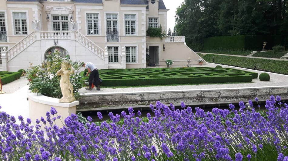 Klassieke chateau tuin met strakke beplanting