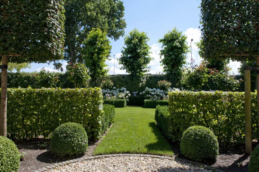 Klassieke voortuin met strakke lijnen, hagen en een gazon