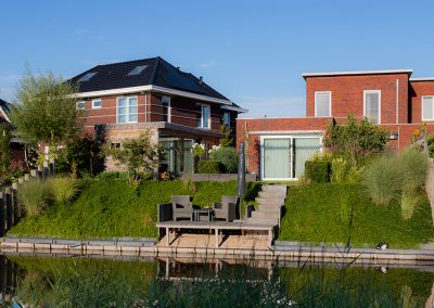Natuurlijke tuin aan het water