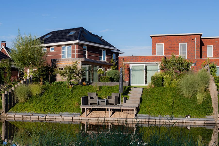 Natuurlijke tuin aan het water