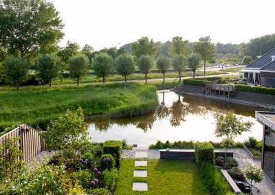 Natuurlijke tuin aan het water
