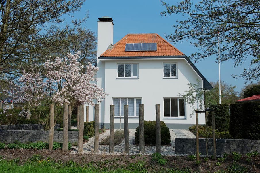 Zeeuwse tuin met taxuszuilen en cortenstaal kantopsluiting