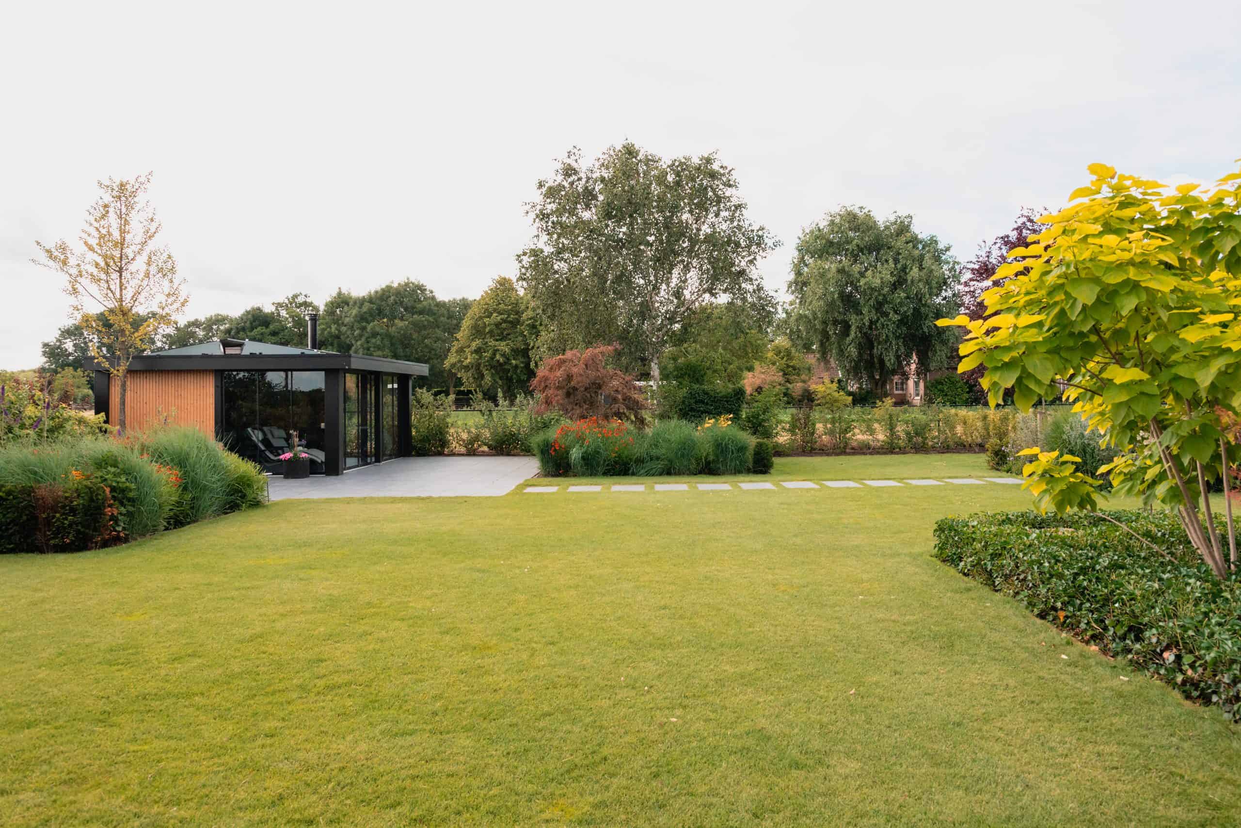 Landelijke tuin in het buitengebied