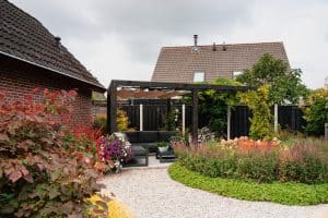Sfeervolle-groene-tuin-Bosman-Tuinadvies