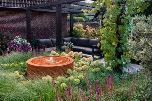 Sfeervolle-groene-tuin-Bosman-Tuinadvies